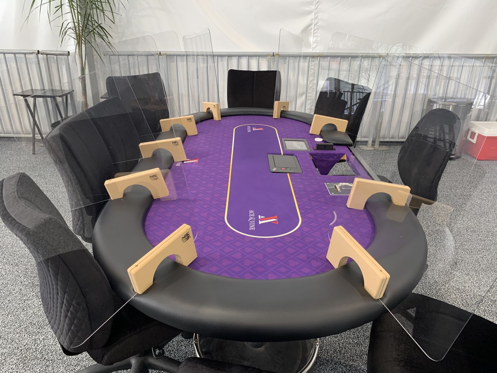Ace & Vine a Napa card room